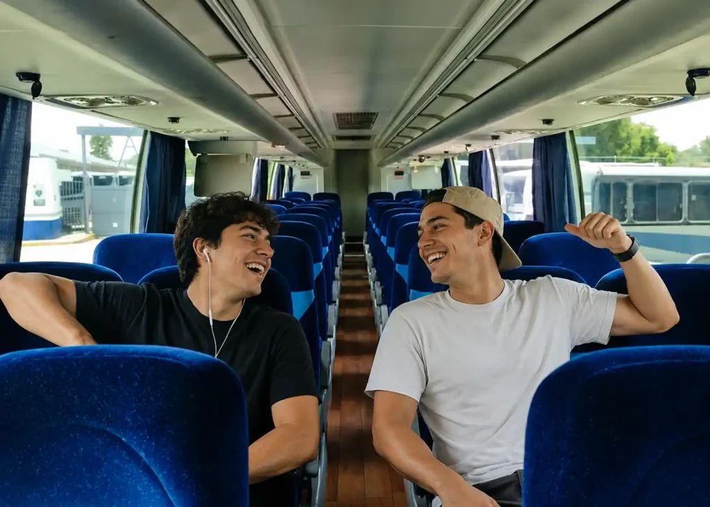 Grupo de amigos disfrutando una experiencia de viaje juntos