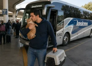Hombre besando a su gato antes de viajar en un autobús de Amealcenses durante el Día Internacional del Gato.