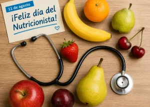Frutas frescas y un estetoscopio representando el Día del Nutricionista y la importancia de una alimentación saludable antes de viajar con Amealcenses.