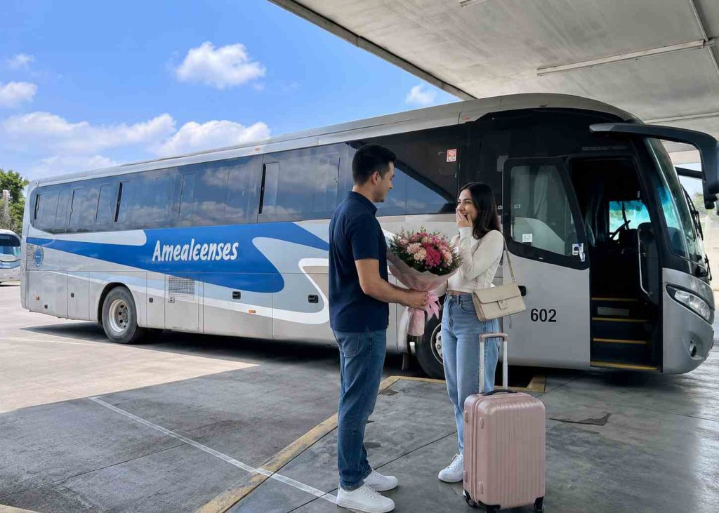 Pareja celebrando el Día de la Novia frente a un autobús de Amealcenses antes de iniciar un viaje juntos.